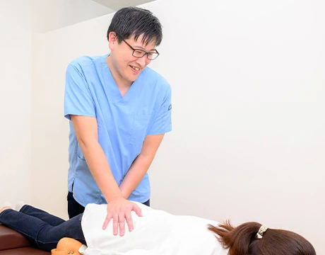 患者様の悩みに合わせて施術を行うスタッフ