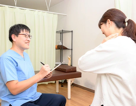 今回行った施術について説明をするスタッフ